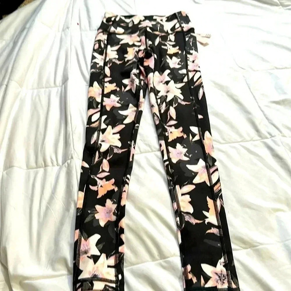 Victoria's Secret Incredible Essential Pocket Leggings Black/Pink Lily 2 NWT - Picture 1 of 6
